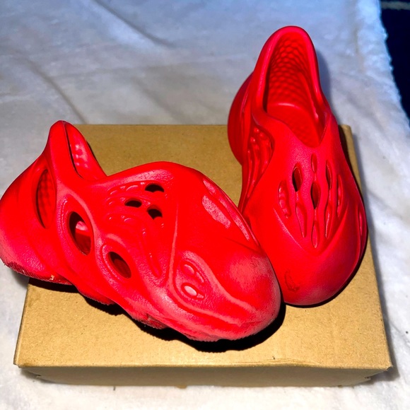 Kids red yeezy foam runners 3k